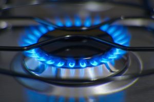 ¿Qué podría estar mal con una estufa de gas de segunda mano si la llama es azul?